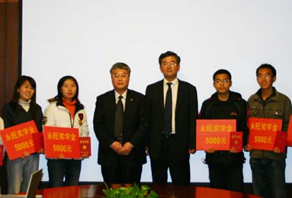 大山英佳總經(jīng)理與于志剛校長為獲獎學生頒發(fā)獎學金