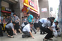 大家在辛勤地?fù)焓暗赇佒苓叺睦? class=