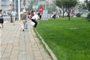 大家通過(guò)辛勤的勞動(dòng)，給這座城市又增加了一片綠意和清涼。