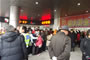 顧客們排起了長(zhǎng)隊(duì)有序地進(jìn)店購(gòu)物。