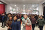 顧客們興高采烈地進(jìn)店購(gòu)物。