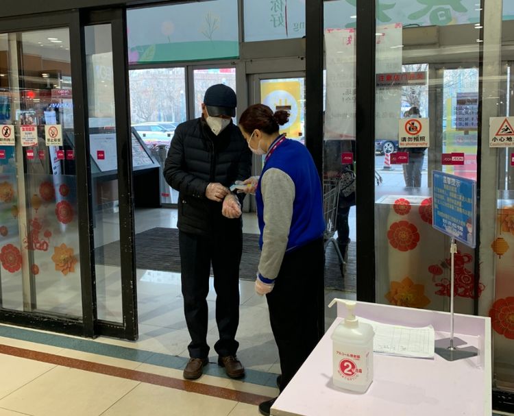 對來店顧客測量體溫，戴好口罩的溫馨提示