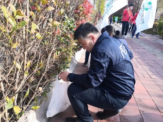 香港中路街道黨史學(xué)習(xí)教育“我為群眾辦實事”實踐活動啟動儀式暨“微光成炬 志愿同行”青島永旺環(huán)境衛(wèi)生清掃活動